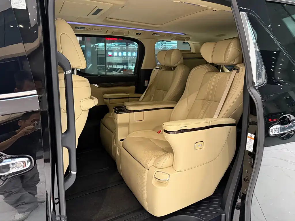 Toyota Alphard — фото 7