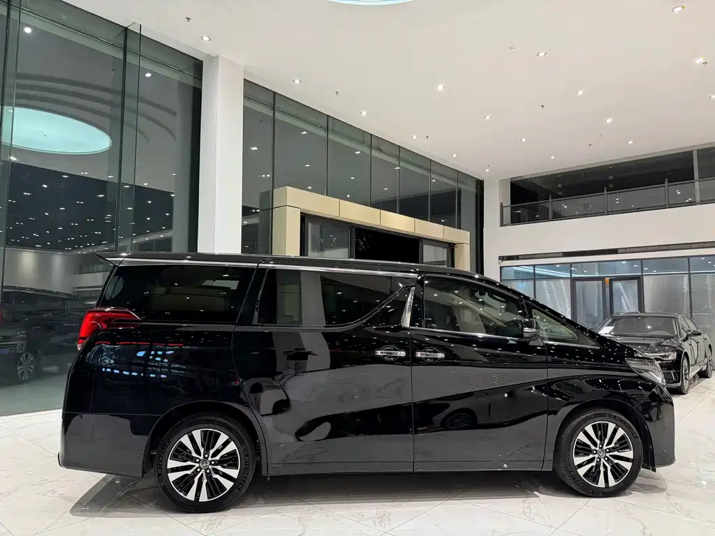 Toyota Alphard — фото 8