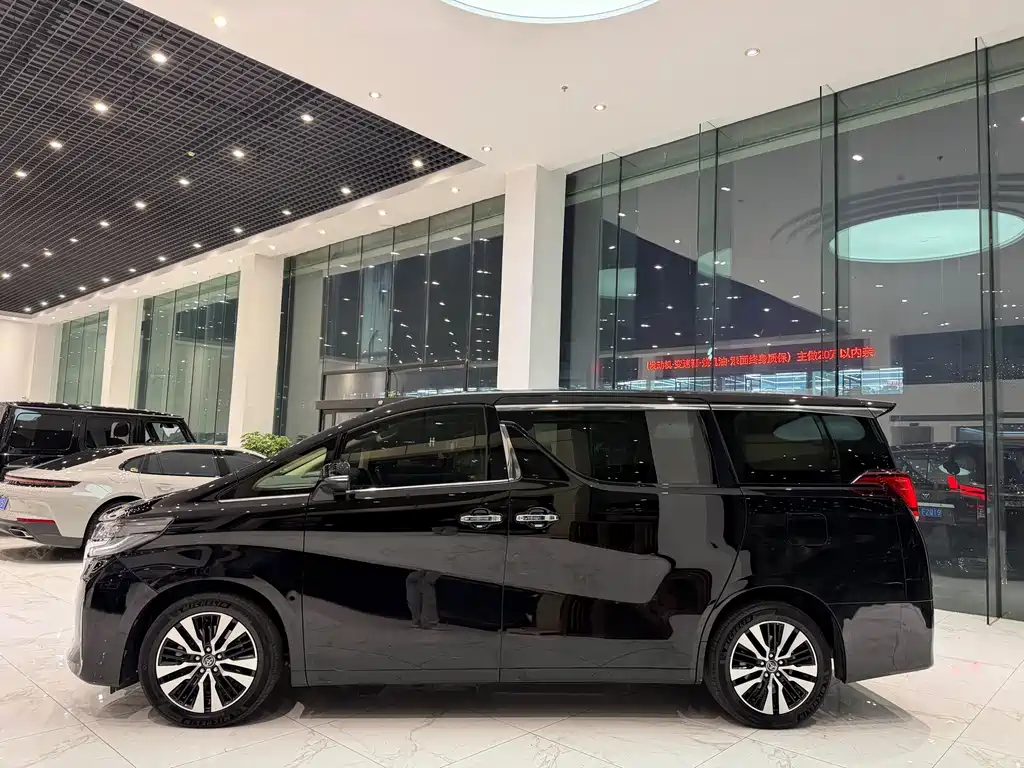 Toyota Alphard — фото 9
