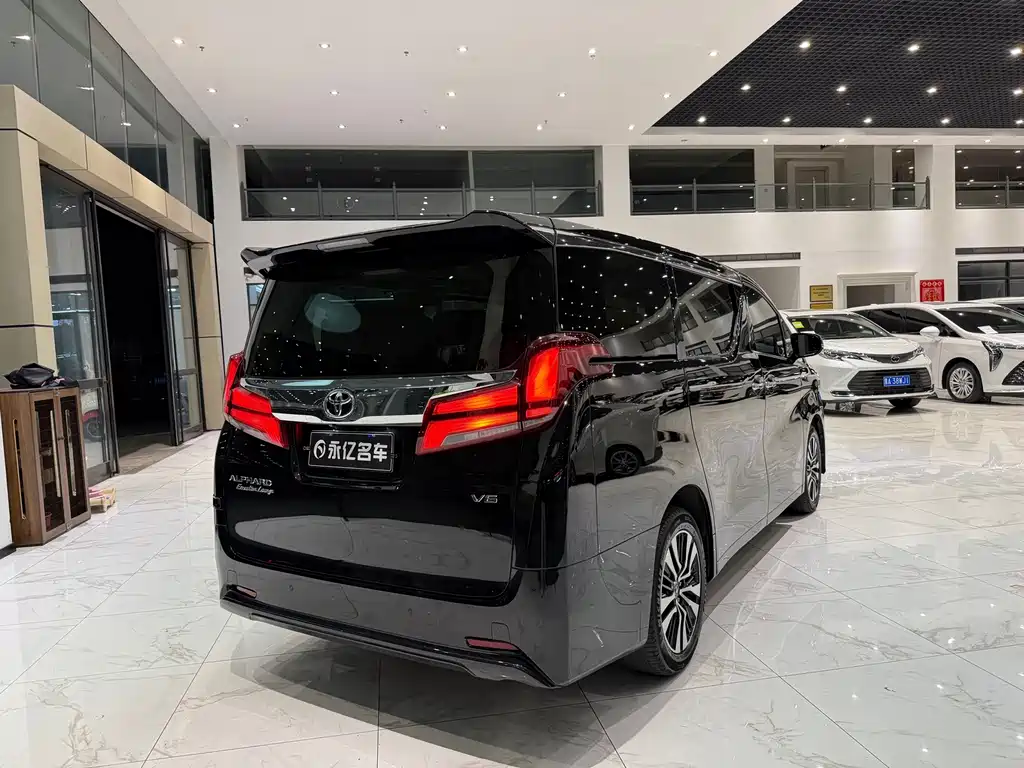 Toyota Alphard — фото 10
