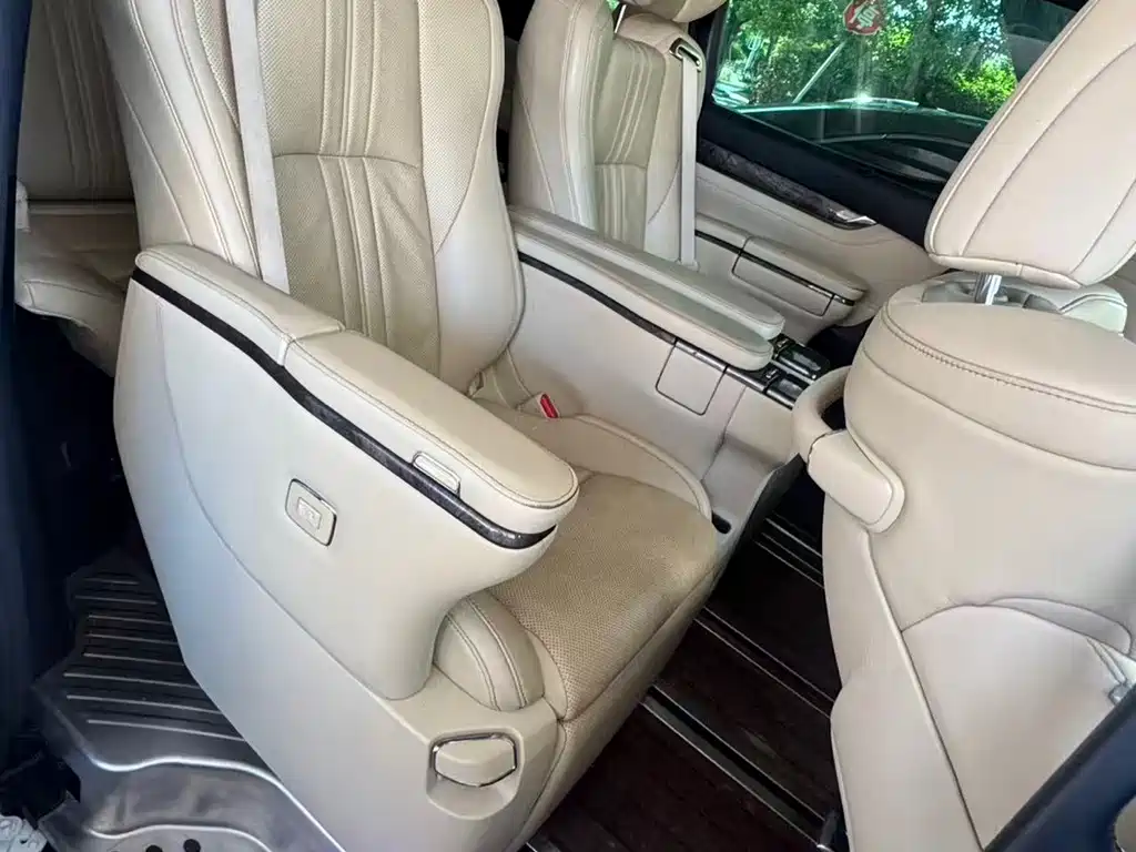 Toyota Alphard — фото 4