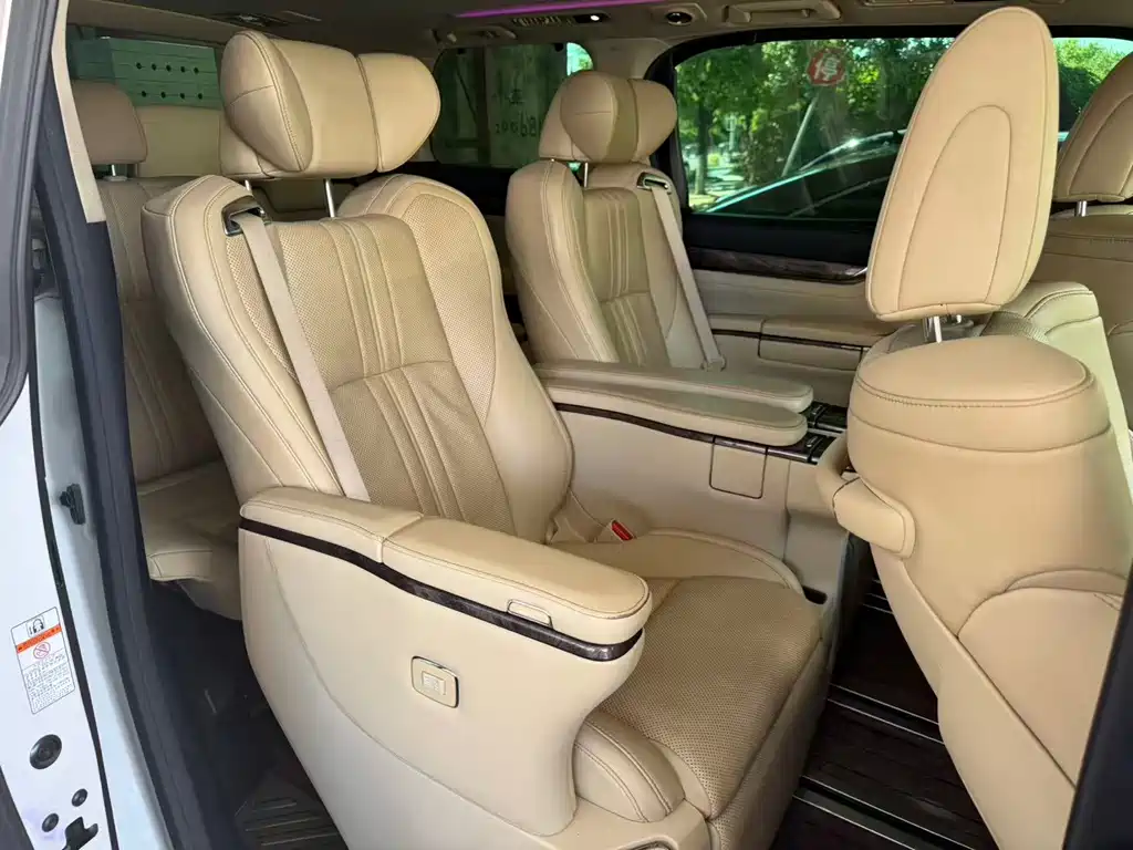 Toyota Alphard — фото 5