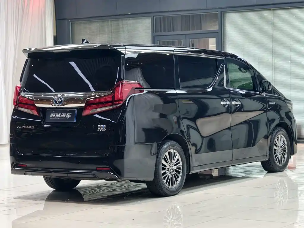 Toyota Alphard — фото 11