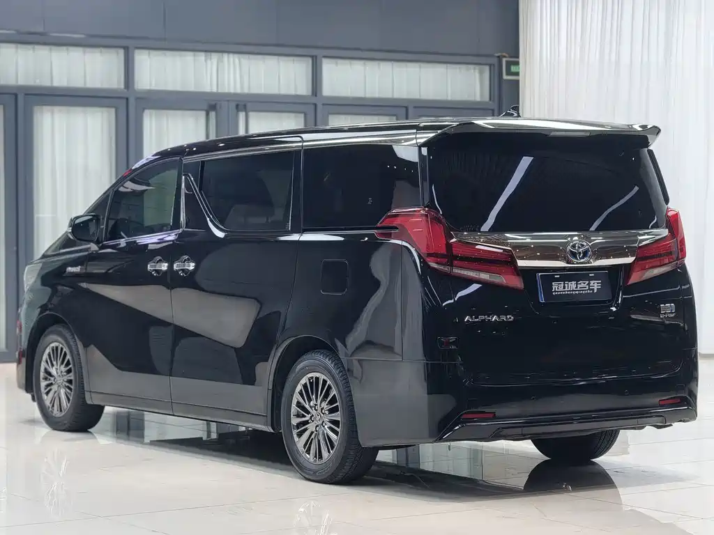 Toyota Alphard — фото 12