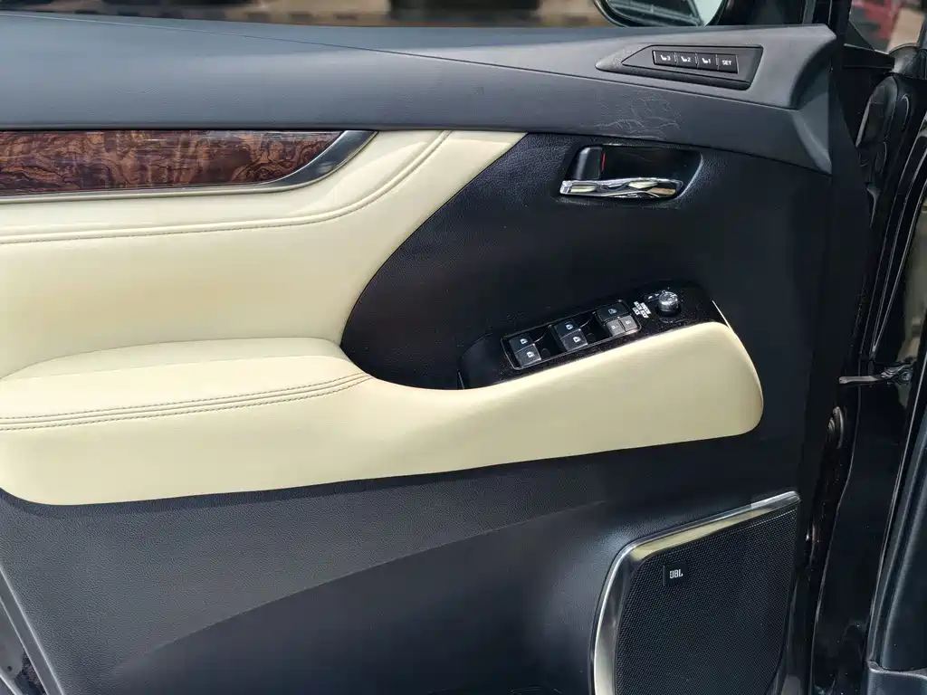 Toyota Alphard — фото 4
