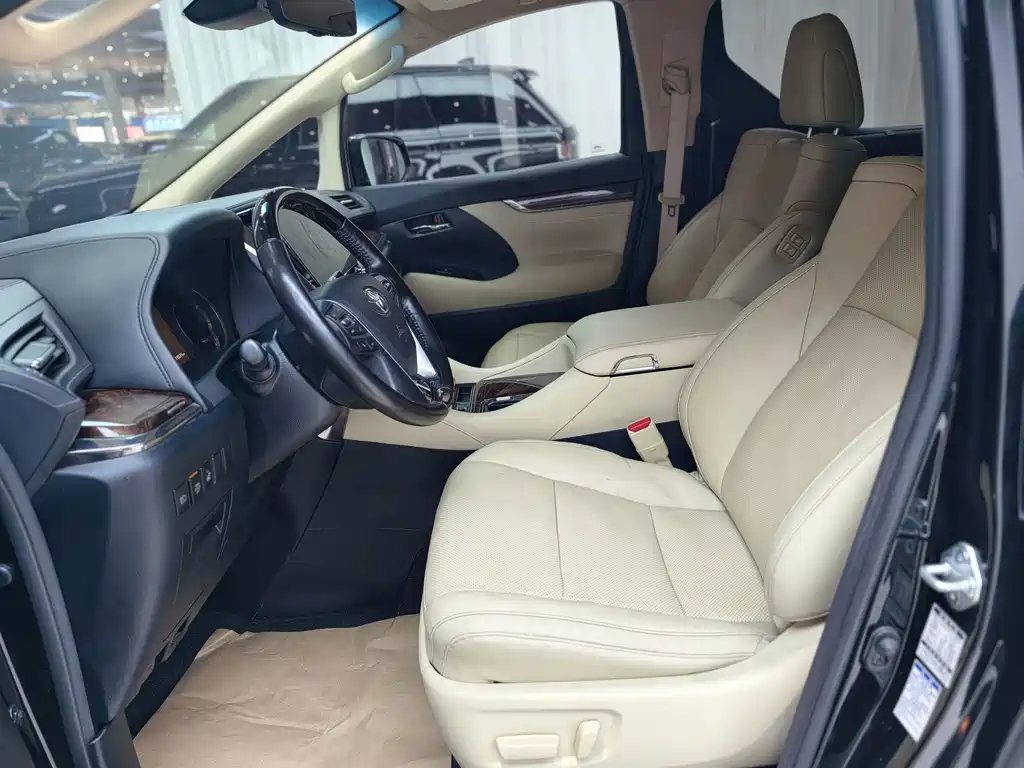 Toyota Alphard — фото 5