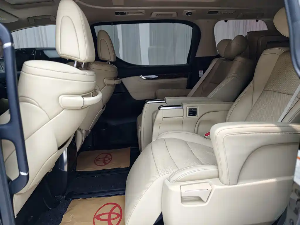 Toyota Alphard — фото 6