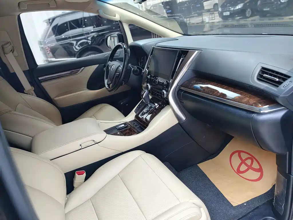 Toyota Alphard — фото 7