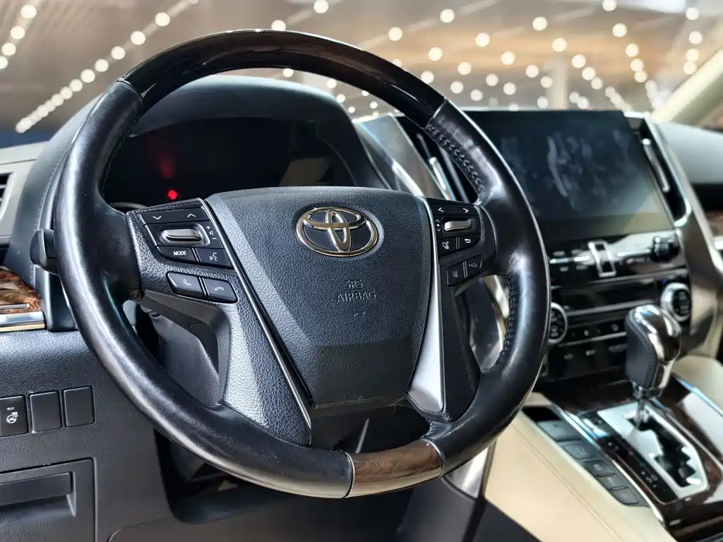 Toyota Alphard — фото 8