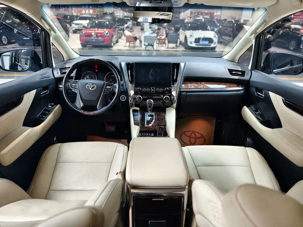Toyota Alphard — фото 9