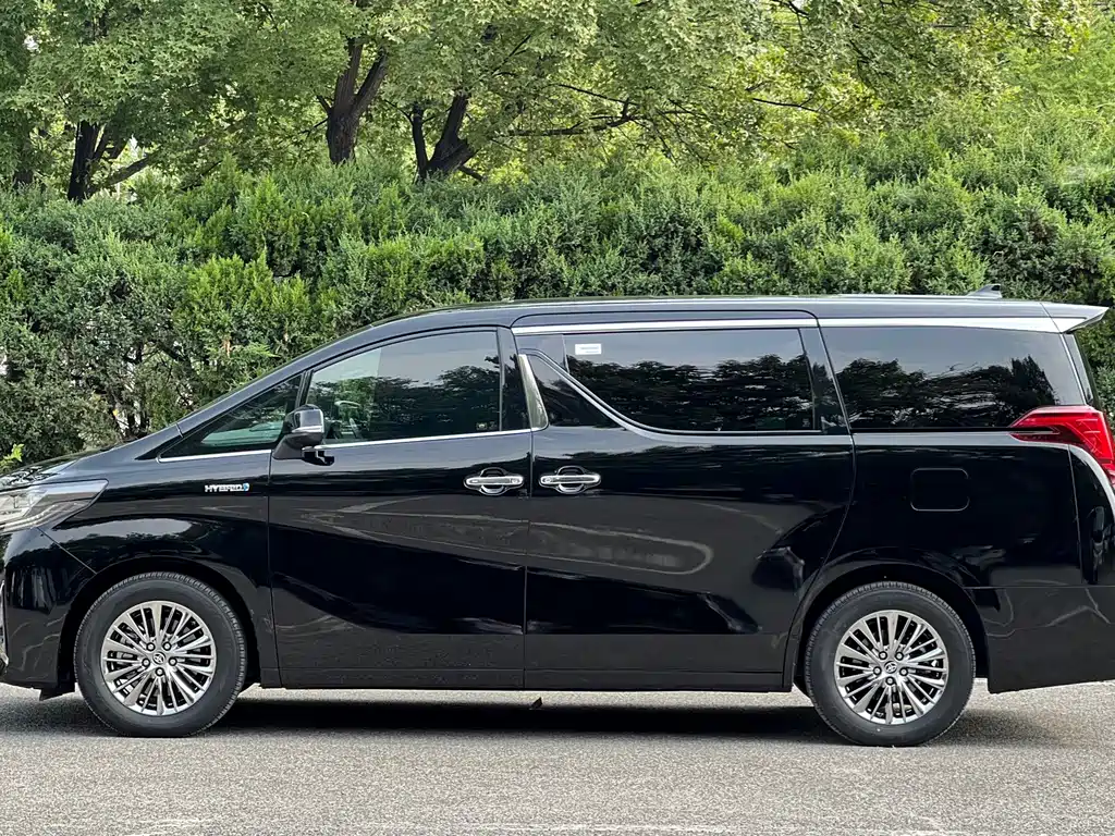 Toyota Alphard — фото 3