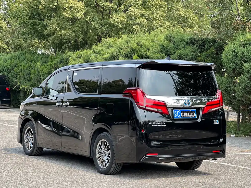 Toyota Alphard — фото 4