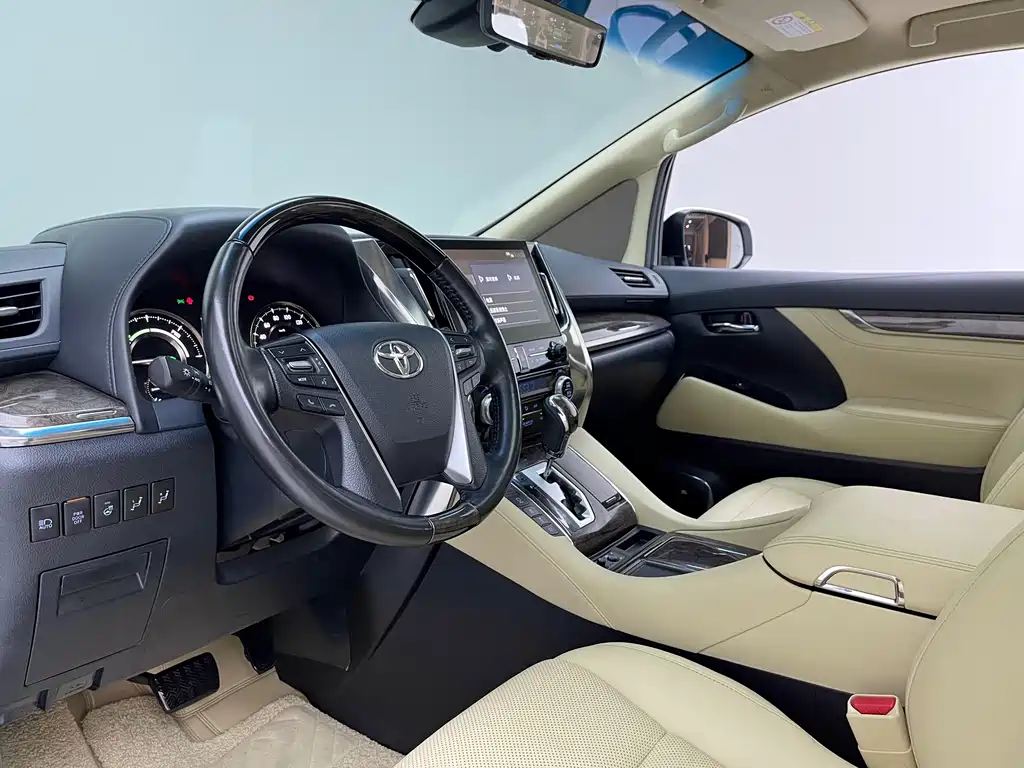 Toyota Alphard — фото 4