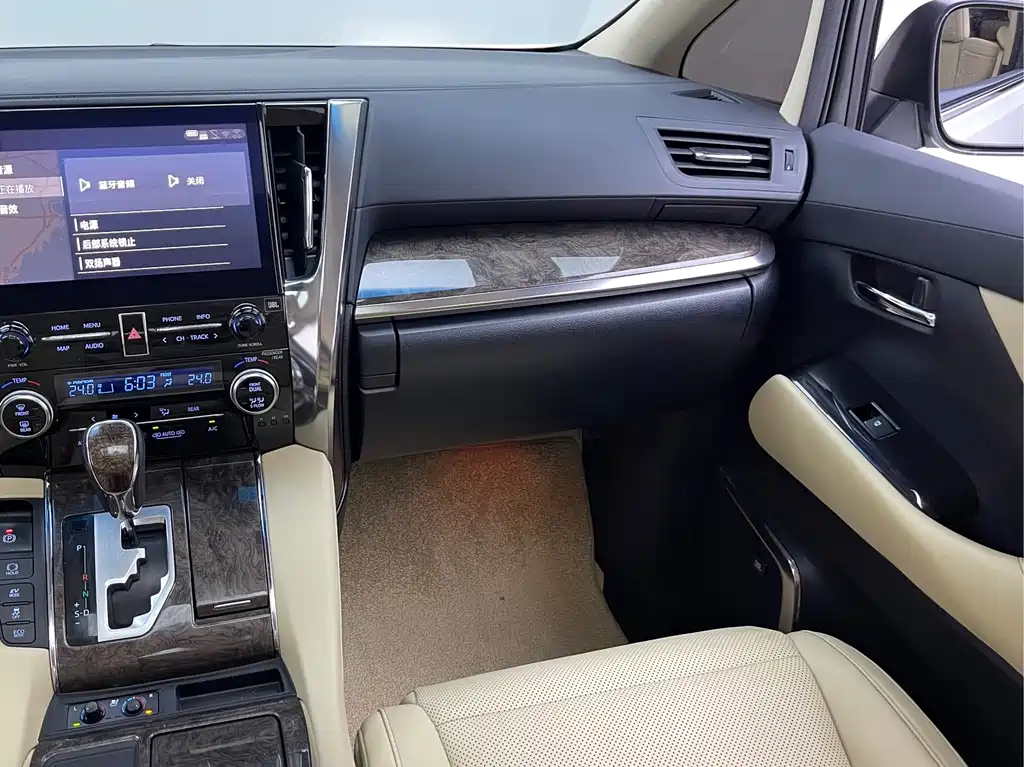 Toyota Alphard — фото 5