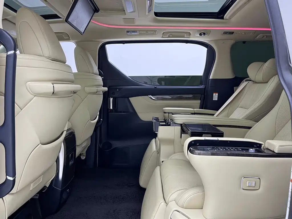 Toyota Alphard — фото 7