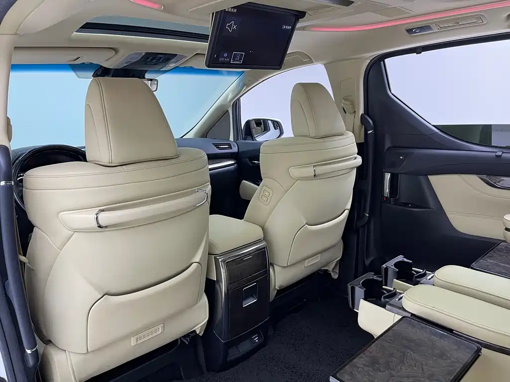 Toyota Alphard — фото 9