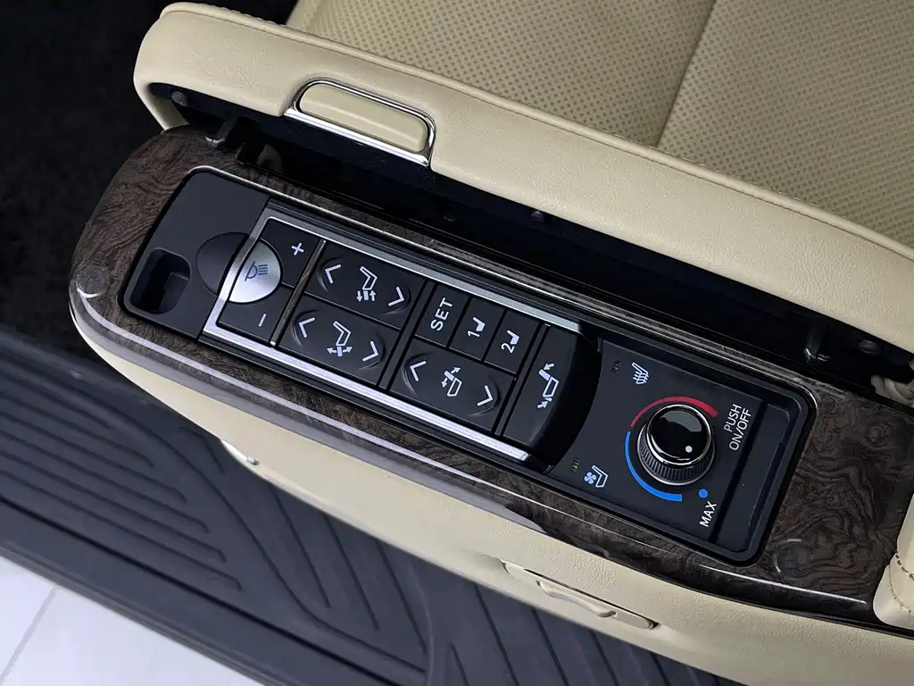 Toyota Alphard — фото 10