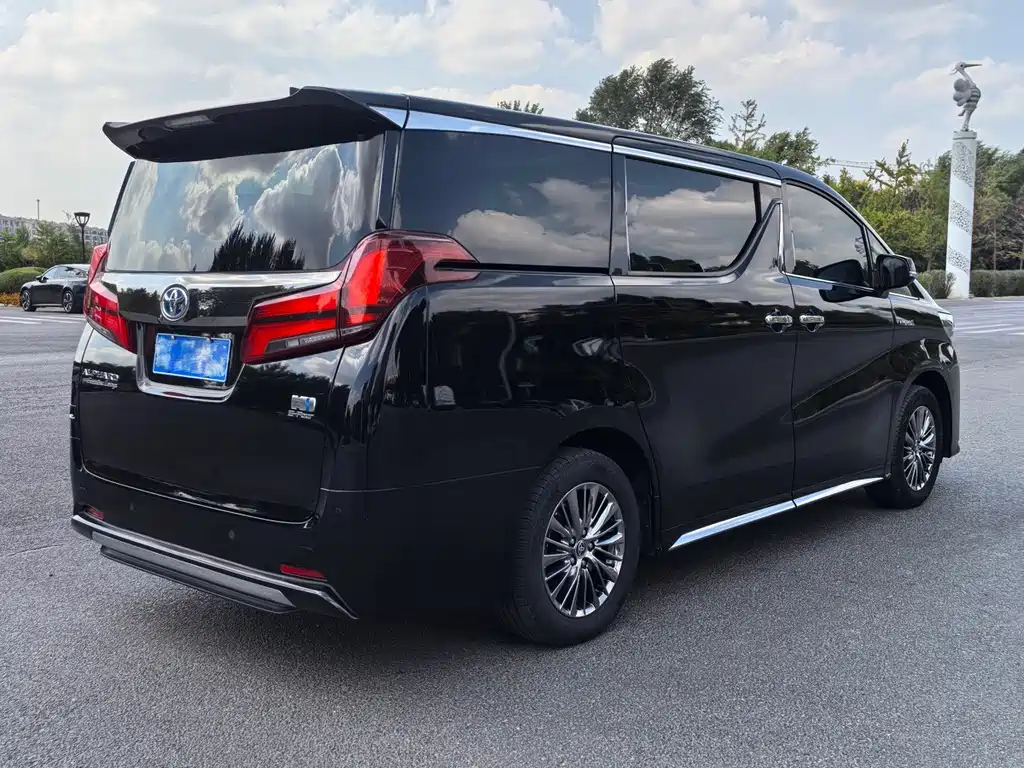 Toyota Alphard — фото 11