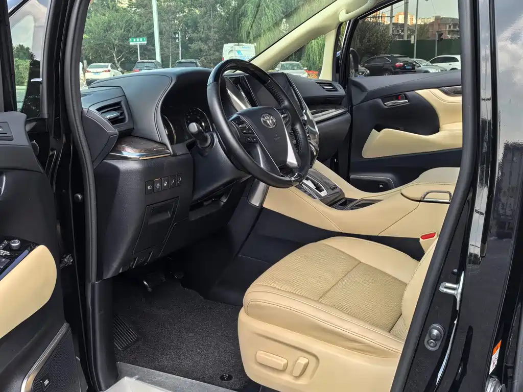 Toyota Alphard — фото 4