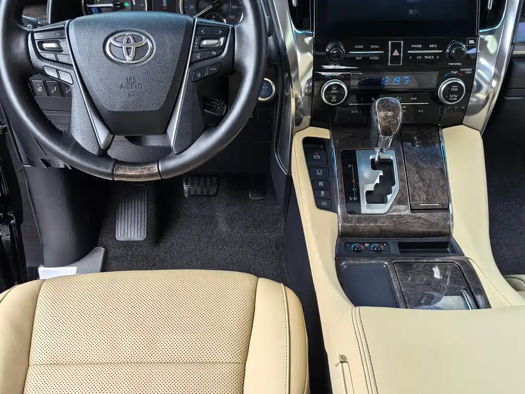 Toyota Alphard — фото 5