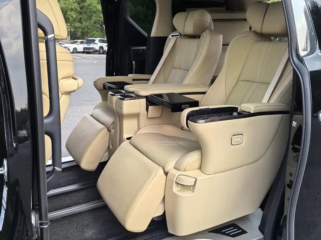 Toyota Alphard — фото 6