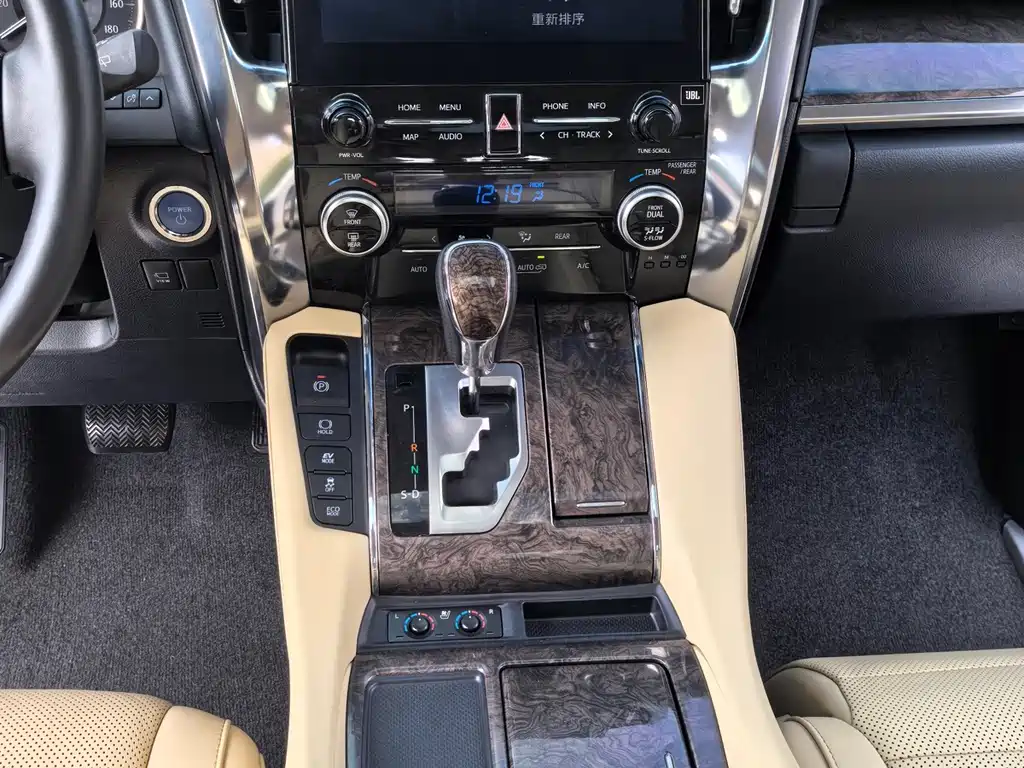 Toyota Alphard — фото 8