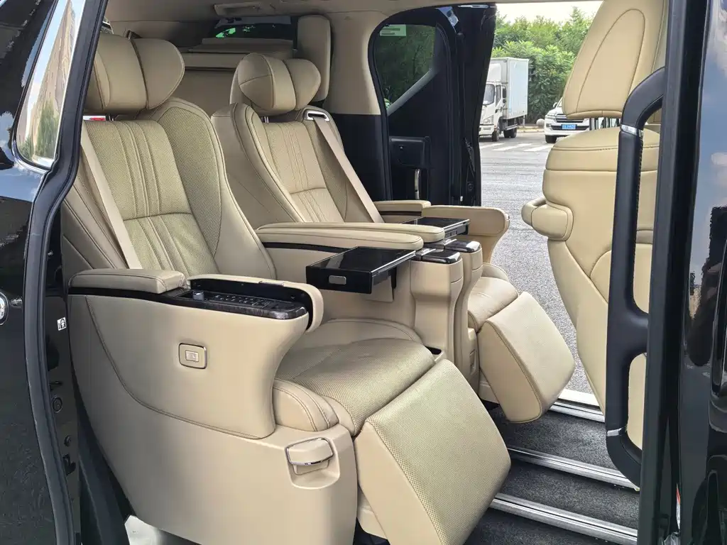 Toyota Alphard — фото 9