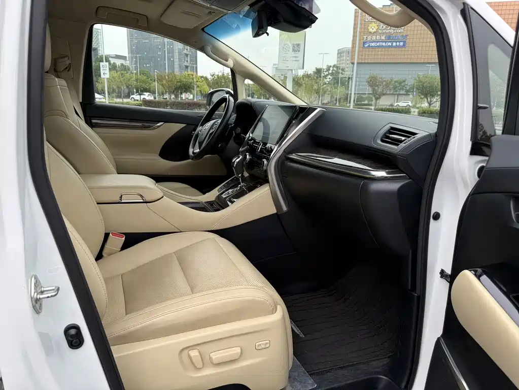 Toyota Alphard — фото 11