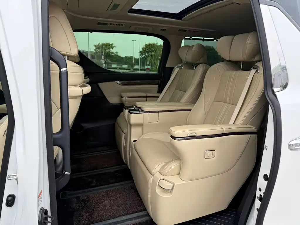 Toyota Alphard — фото 13