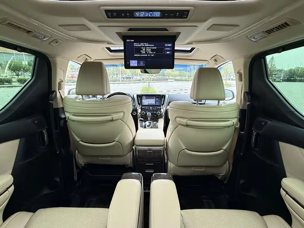 Toyota Alphard — фото 14