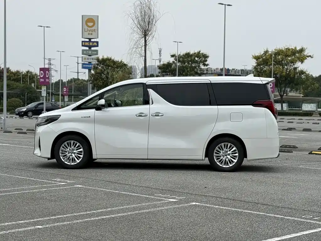Toyota Alphard — фото 5