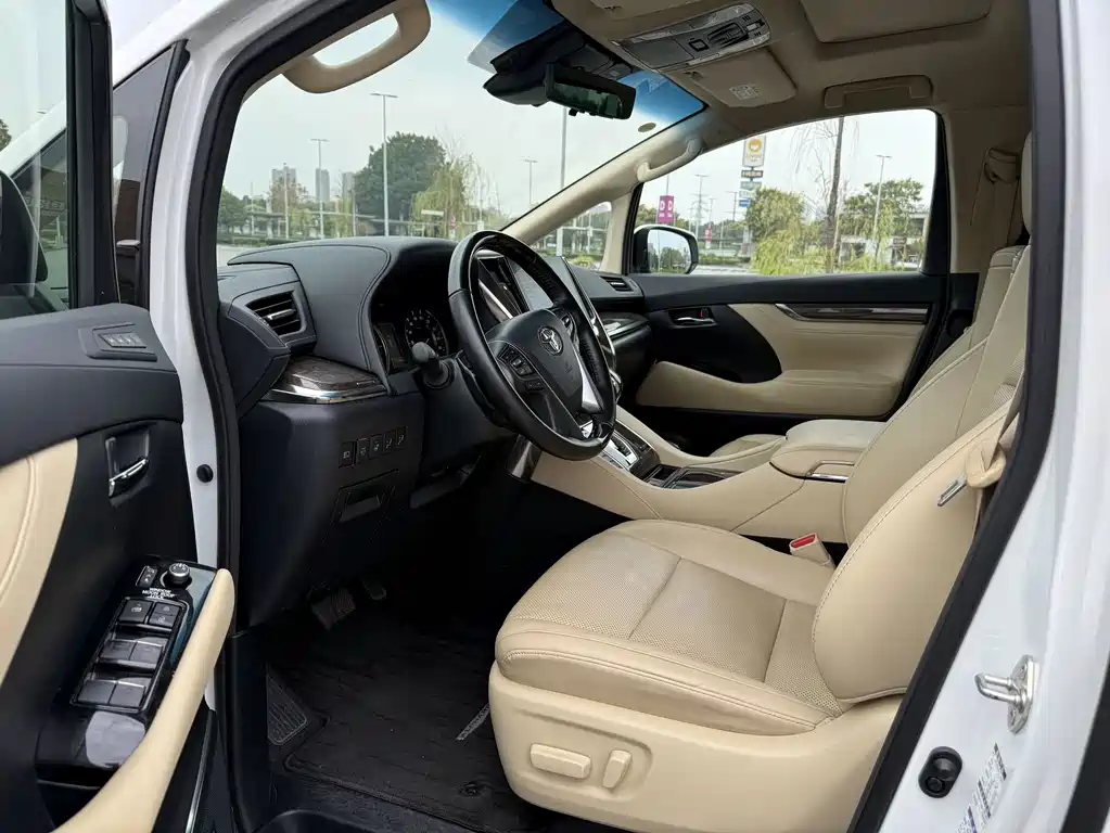 Toyota Alphard — фото 9