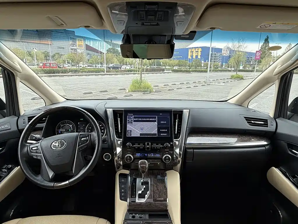 Toyota Alphard — фото 10