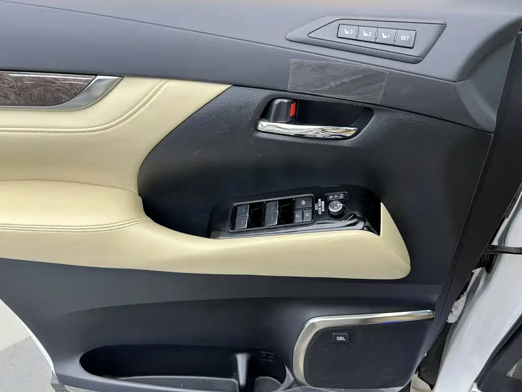 Toyota Alphard — фото 17