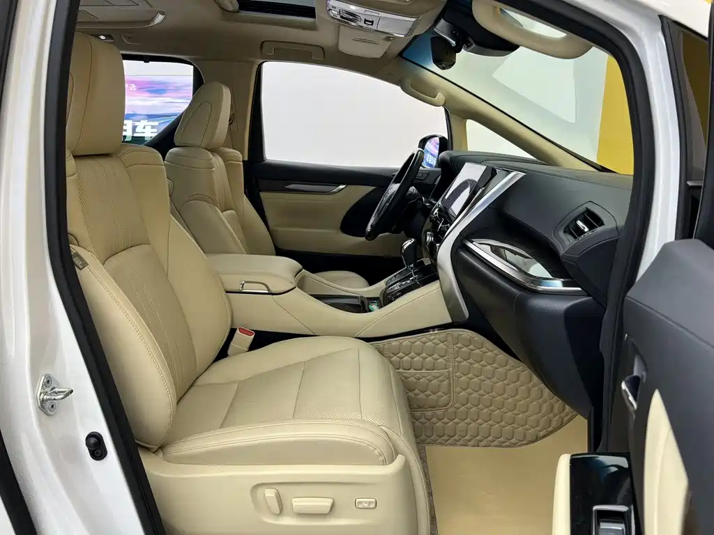 Toyota Alphard — фото 19