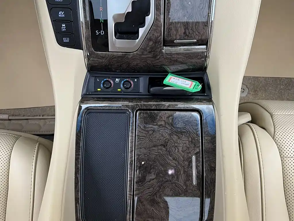 Toyota Alphard — фото 24
