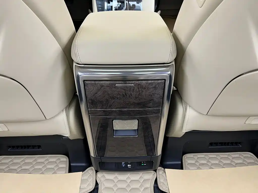 Toyota Alphard — фото 25