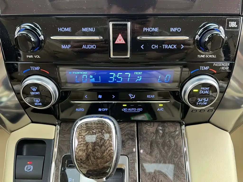 Toyota Alphard — фото 26