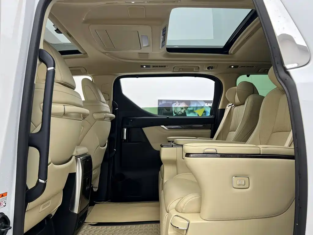 Toyota Alphard — фото 34