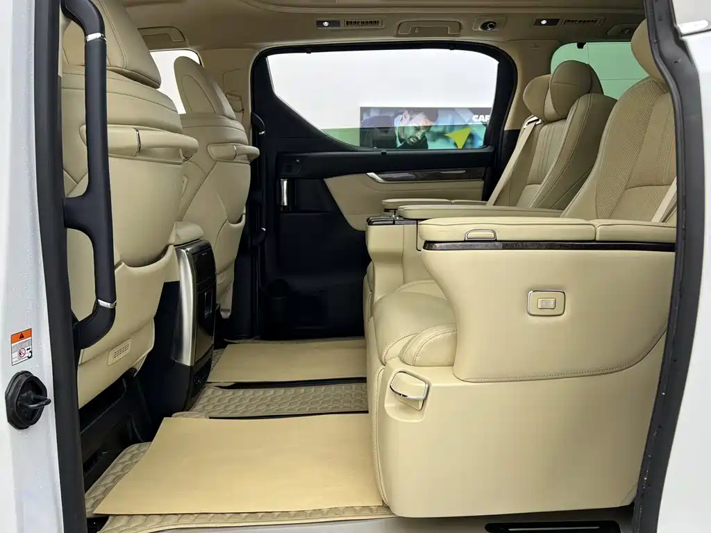 Toyota Alphard — фото 35