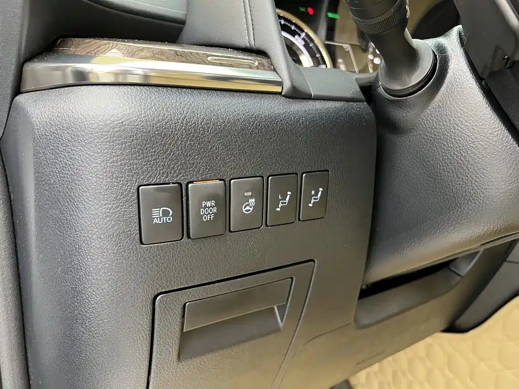 Toyota Alphard — фото 36