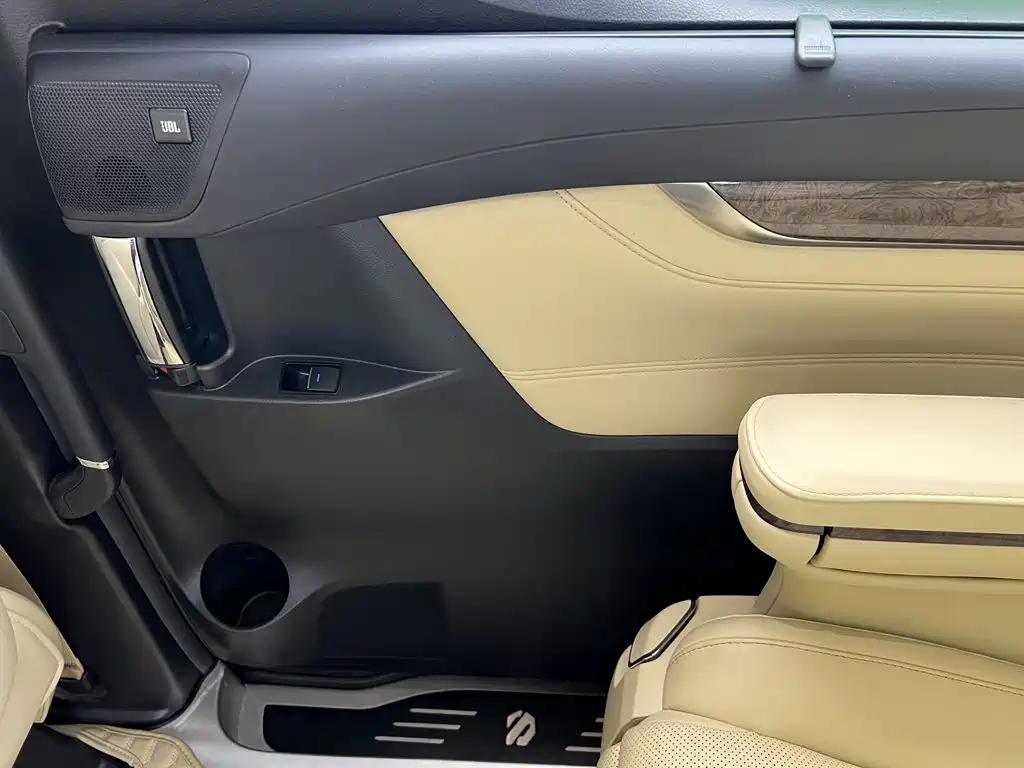 Toyota Alphard — фото 37