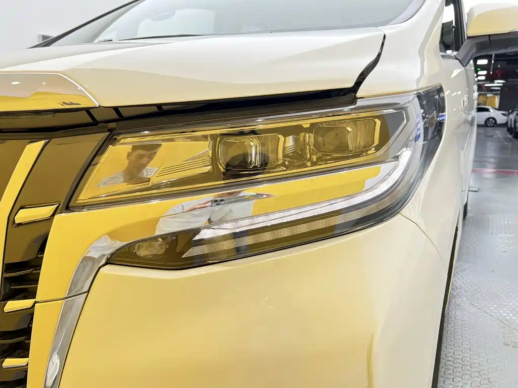 Toyota Alphard — фото 8
