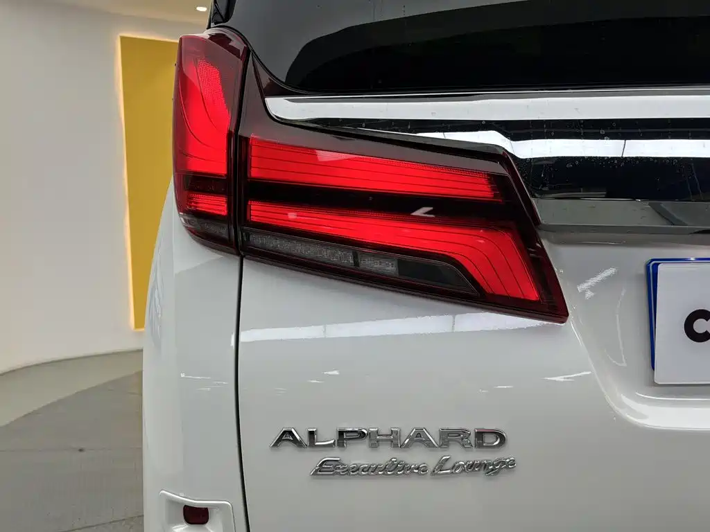 Toyota Alphard — фото 9