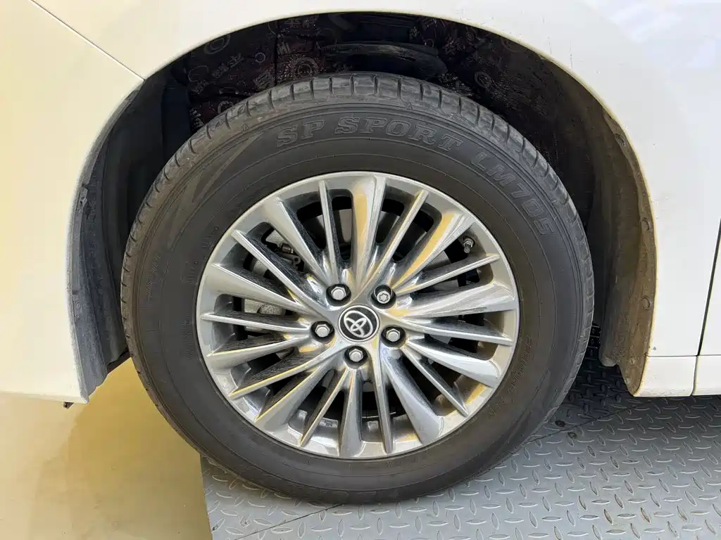 Toyota Alphard — фото 10