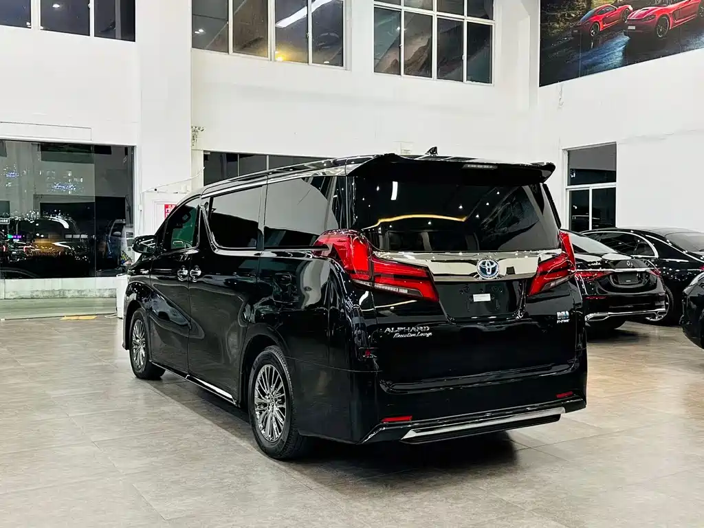 Toyota Alphard — фото 4