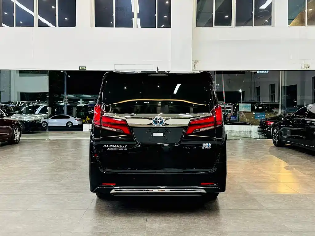 Toyota Alphard — фото 5