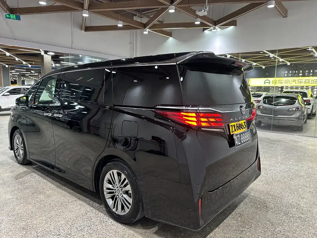 Toyota Alphard — фото 4