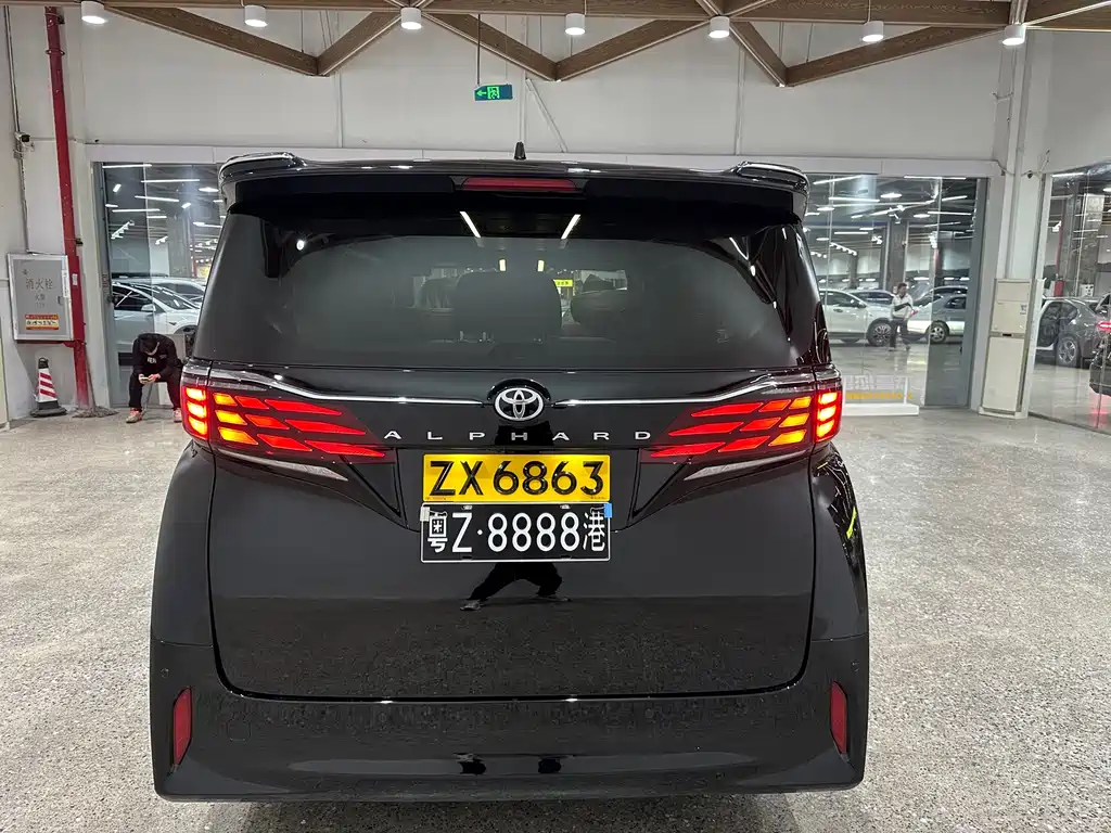 Toyota Alphard — фото 5