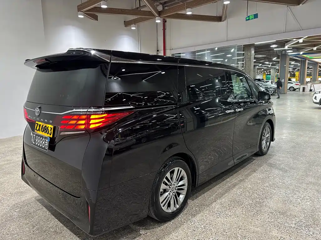 Toyota Alphard — фото 6